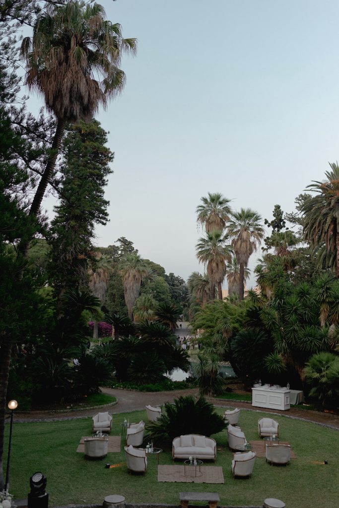 In questa foto divani sontuosi sul giardino di Villa Tasca 