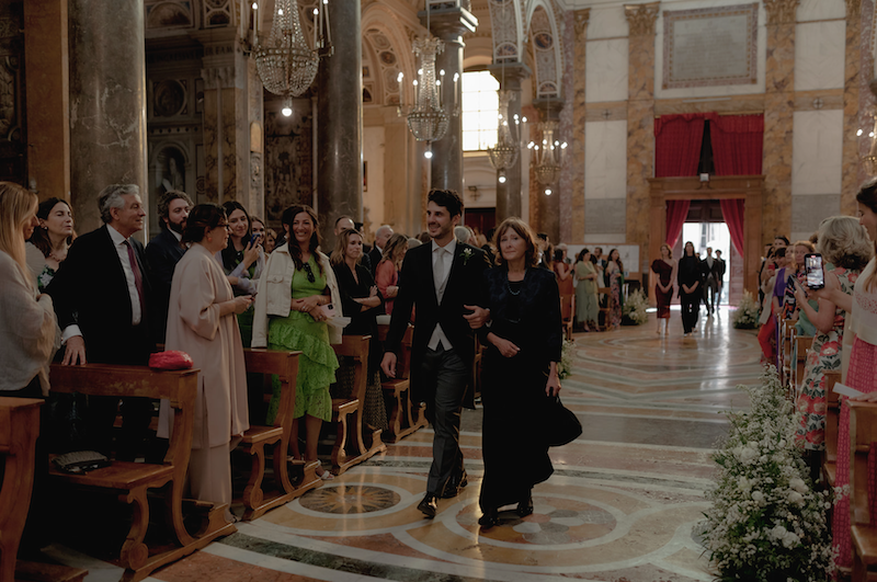 In questa foto Nicola entra al braccio della mamma camminando lungo la navata della chiesa di Sant'Ignazio all'Olivella 
