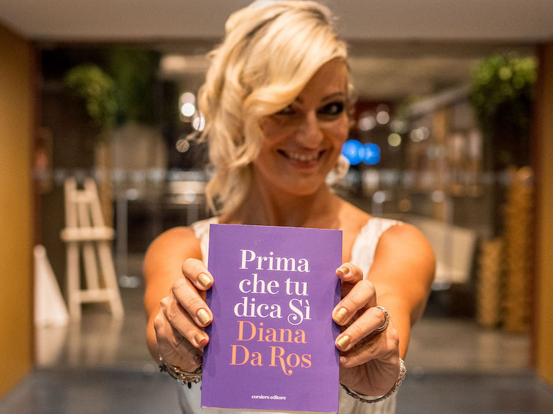 In questa foto la Wedding Planenr Diana Da Ros con il suo libro Prima che tu dica Sì