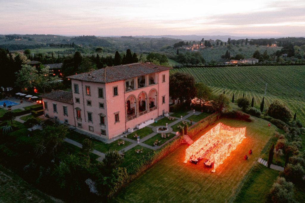 I giardini di Villa Mangiacane allestiti per la rehearsal dinner di Chris e Carly