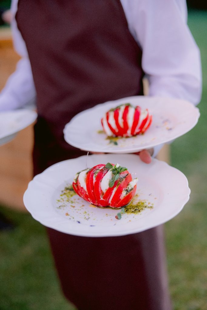 Alcuni piatti della rehearsal dinner di Chris e Carly: la caprese