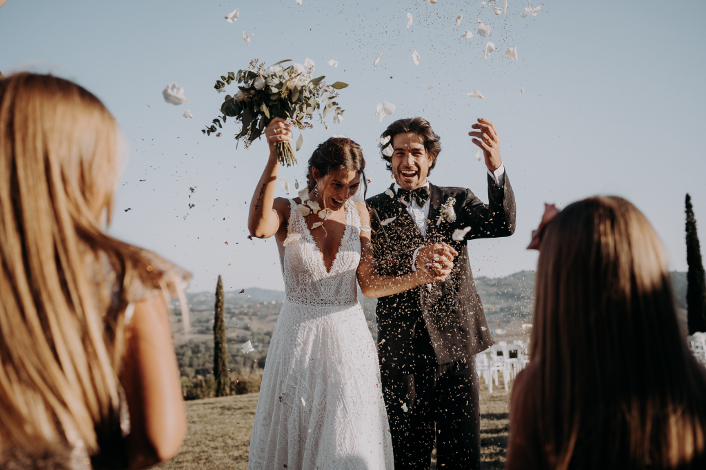 In questa foto gli sposi Martina e Luca, protagonisti di Amore da copertina, l'iniziativa che porta sulla cover della rivista di Sposi Magazine una coppia di sposi reali