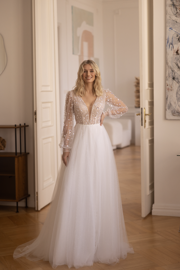 In questa immagine un modello che fa parte degli abiti da sposa Elizabeth Passion con il corpetto ricoperto da dettagli preziosi e gonna in tulle. 
