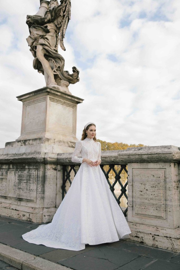 In questa immagine un abito da sposa da principessa 2024 con corpetto in pizzo e gonna in tulle di Bencivenga
