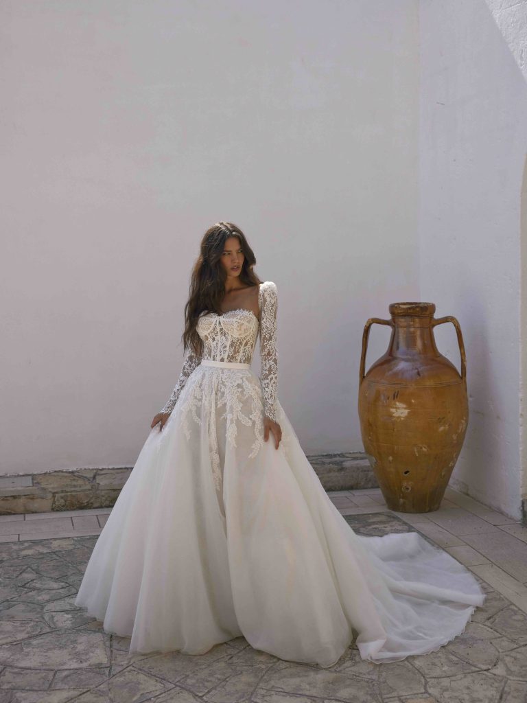 In questa immagine un wedding dress da principessa con bustier in pizzo e gonna in tulle di Capri Sposa.