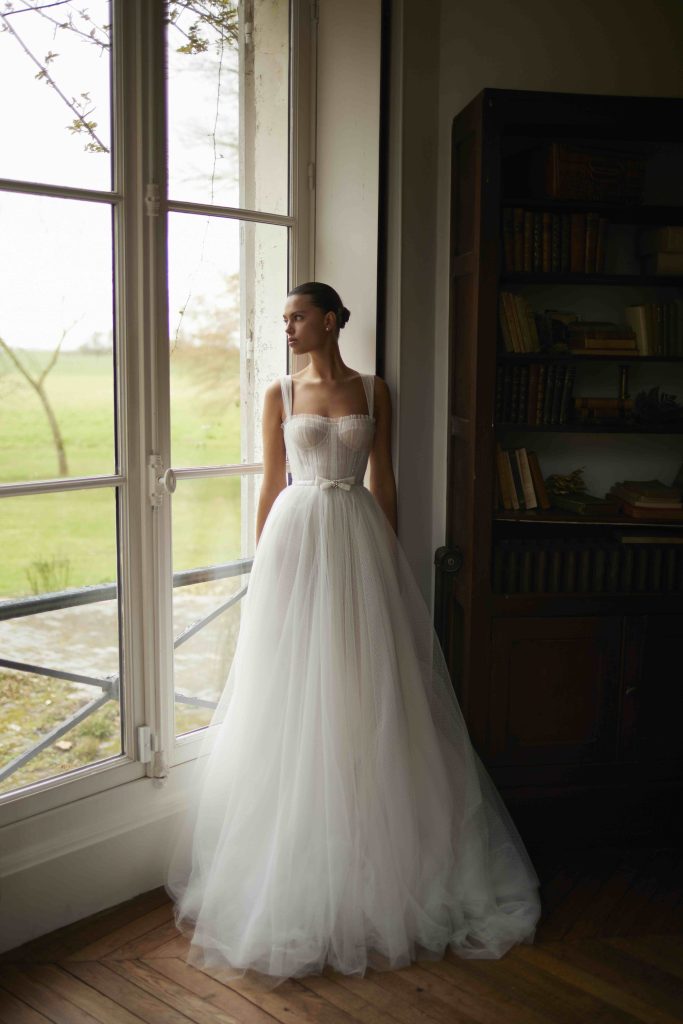 In questa immagine un abito da sposa da principessa 2024 dai dettagli preziosi di Dana Harel.