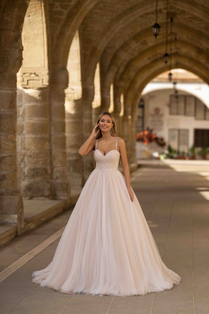 In questa immagine un abito da sposa da principessa 2024 rosa cipria di Daniela Di Marino.