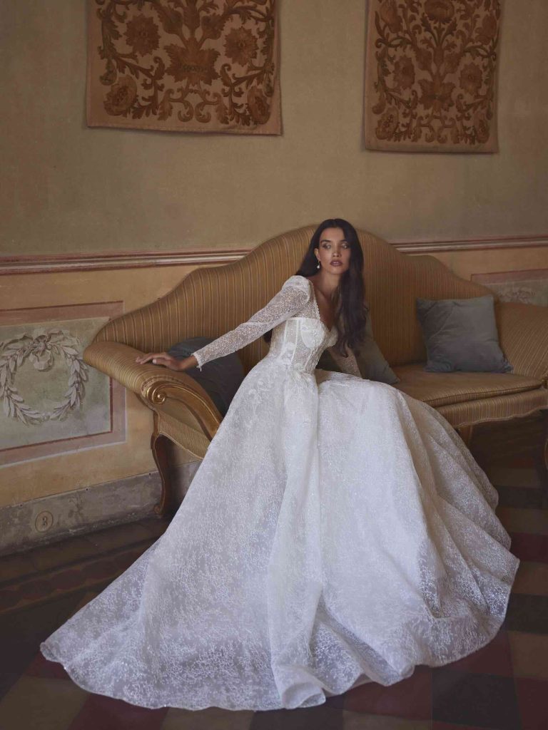 In questa immagine un vestito da sposa interamente ricamato in pizzo di Dominiss.