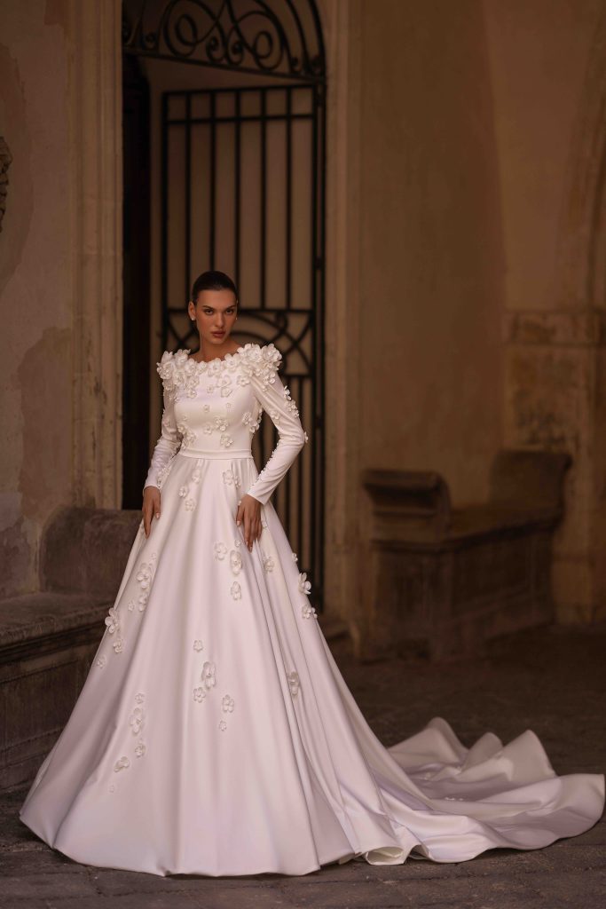 In questa immagine un vestito da sposa con fiori romantici in 3D di Elena Morar. 