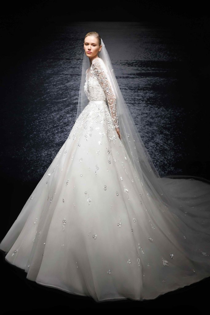 In questa immagine un abito da sposa da principessa 2024 dai dettagli preziosi di Elie Saab.