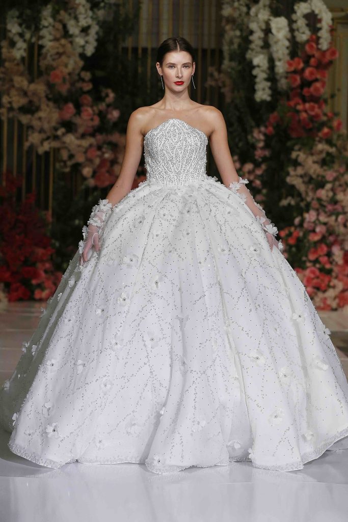 In questa immagine un abito da sposa da principessa 2024 interamente ricoperto da pietre preziose di Ese Azenabor