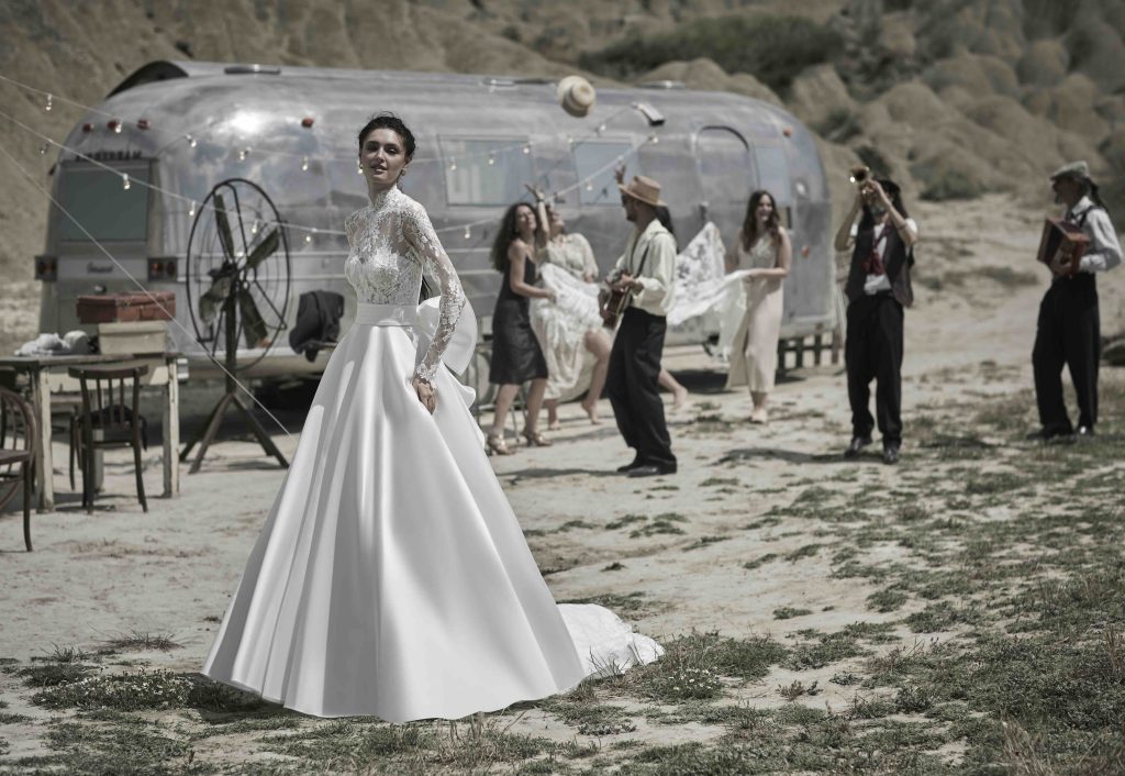 In questa immagine un abito da sposa da principessa 2024 con corpetto in pizzo con maniche lunghe e gonna in seta di Luisa Sposa.