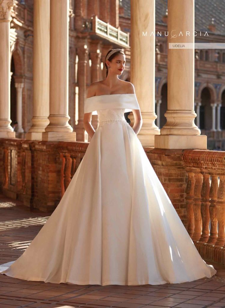 In questa immagine un abito da sposa da principessa 2024 minimal di Manu Garcia