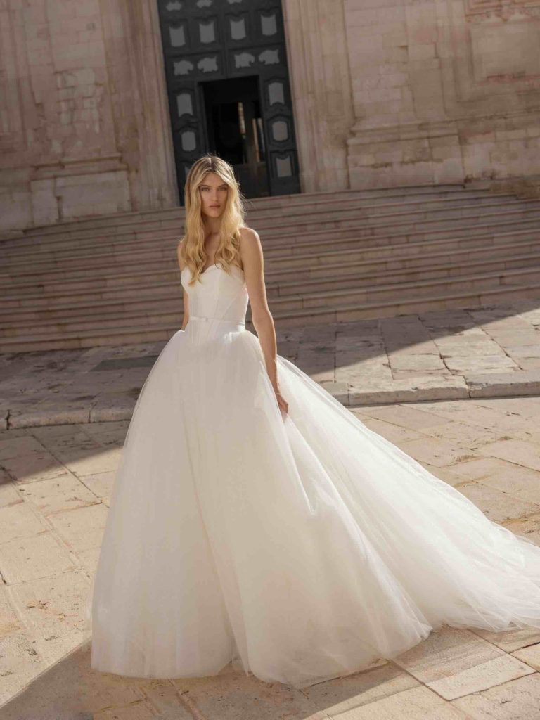 In questa immagine un modello con bustier e gonna in tulle di Modeca