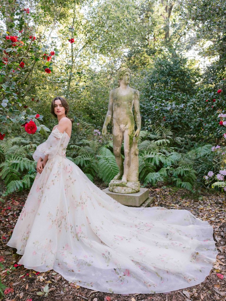 In questa immagine un vestito romantico ricoperto interamente da fiori colorati di Monique Lhuillier.