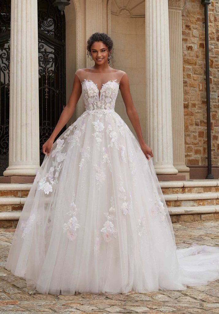 In questa immagine un abito da sposa da principessa 2024 con ricami floreali 3D di Morilee.