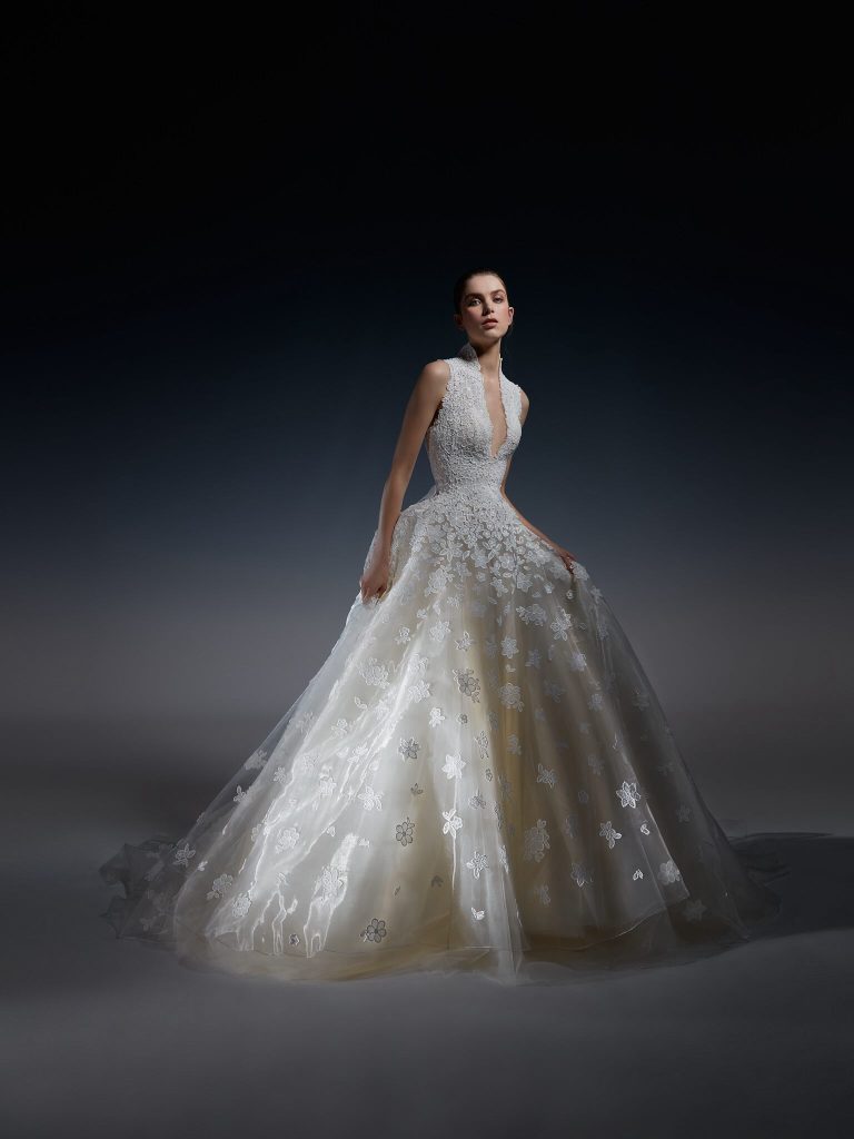 In questa immagine un abito da sposa da principessa 2024 dai dettagli preziosi di Peter Langner. 