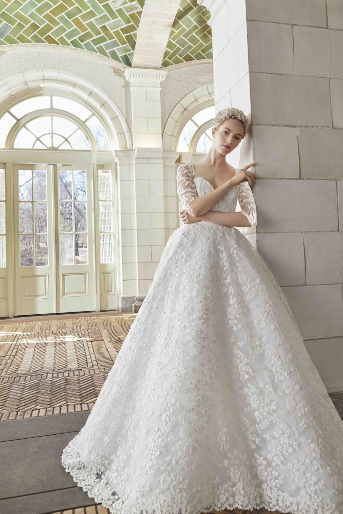 In questa immagine un abito da sposa da principessa 2024 interamente ricoperto da dettagli floreali in 3D di Sareh Nouri.