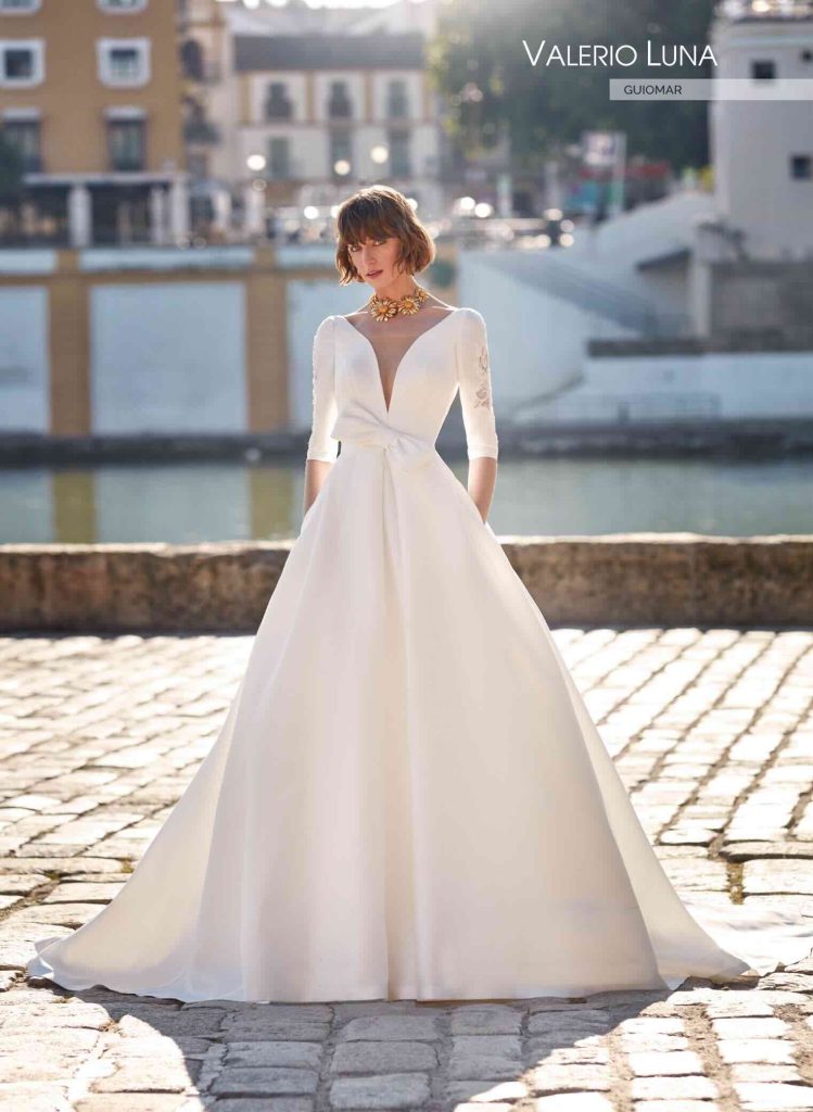 In questa immagine un vestito romantico minimal di Valerio Luna.