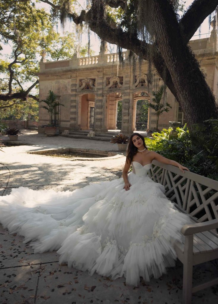 In questa immagine un abito da sposa da principessa 2024 con maxi balze nella gonna di Wonà Concept