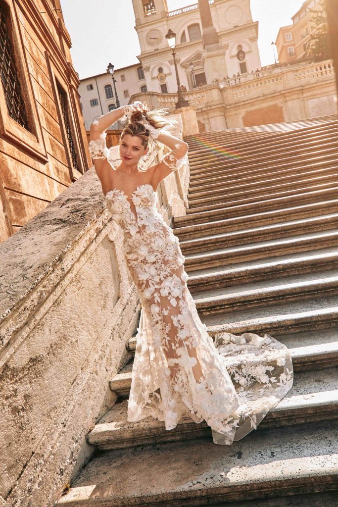 In questa immagine un modello di Atelier Emé che fa parte degli abiti da sposa seducenti 2024.