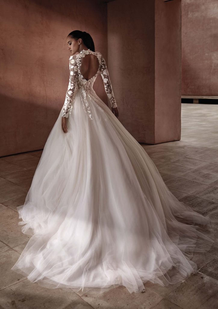 In questa immagine un modello di Pronovias con scollatura profonda sulla schiena che fa parte degli abiti da sposa seducenti 2024.