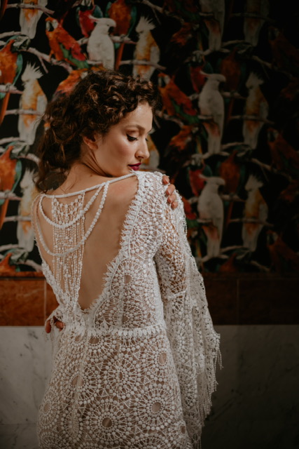 In questa immagine un modello di Yoliah Spose con ricami sensuali sulla schiena. 