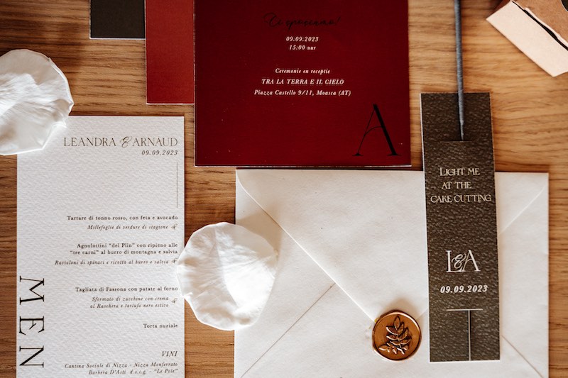 In questa foto la stationery di Leandra e Arnaud protagonisti di un Destination Wedding di Erica Canova e realizzata nei toni del bordeaux e del bianco panna