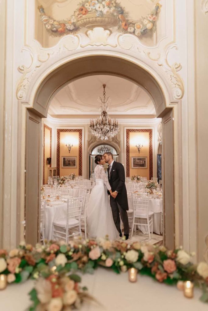 In questa foto gli sposi Clara e Jacopo si scambiano un bacio al piano nobile di Villa Marigola