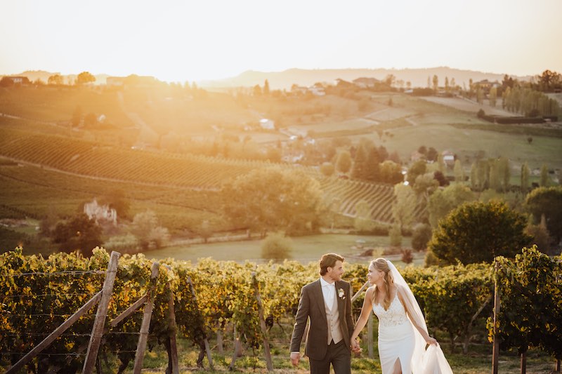 In questa foto gli sposi Leandra e Arnaud mentre camminano tra le vigne del Monferrato