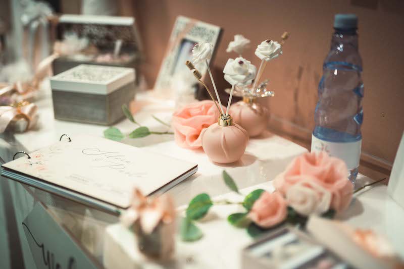In questa foto alcuni esempi di bomboniere e props per matrimonio nei toni del rosa esposti a Bergamo Sposi
