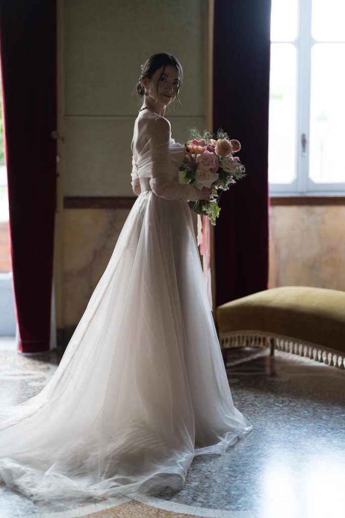 In questa foto una sposa il cui look è stato curato dalla Bridal Stylist Giulia Solli posa in un'antica dimora storica
