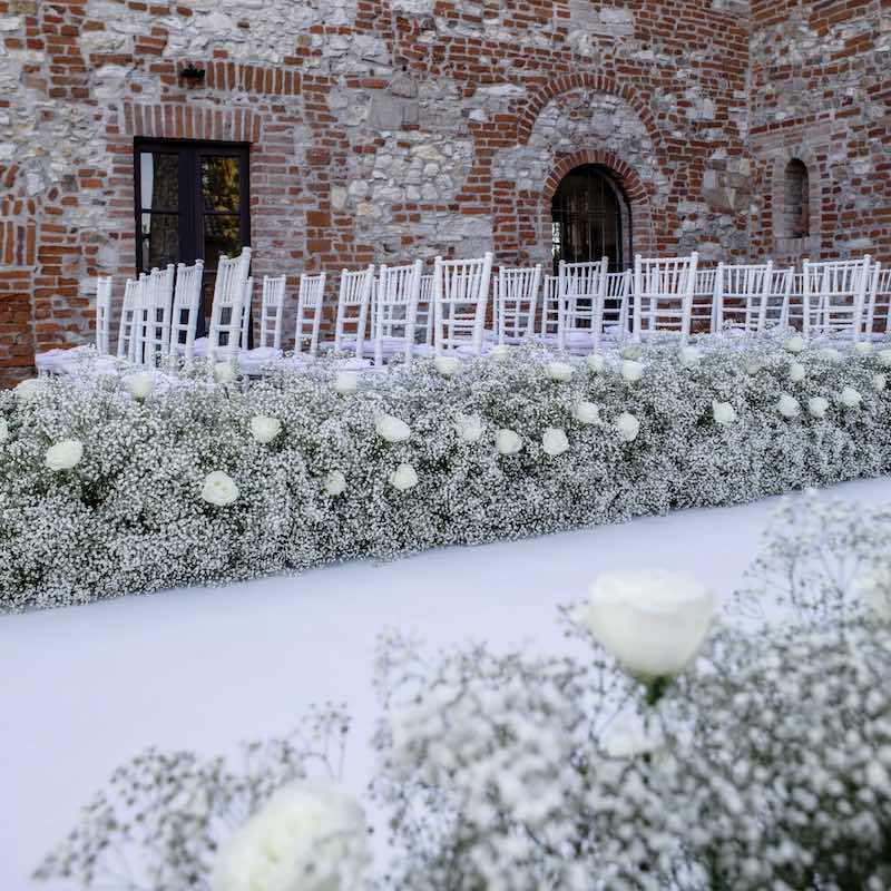 In questa foto l'allestimento di una cerimonia civile realizzato dalla Wedding Planner Romina Pecorari con nuvole di gypsophila e rose di colore bianco