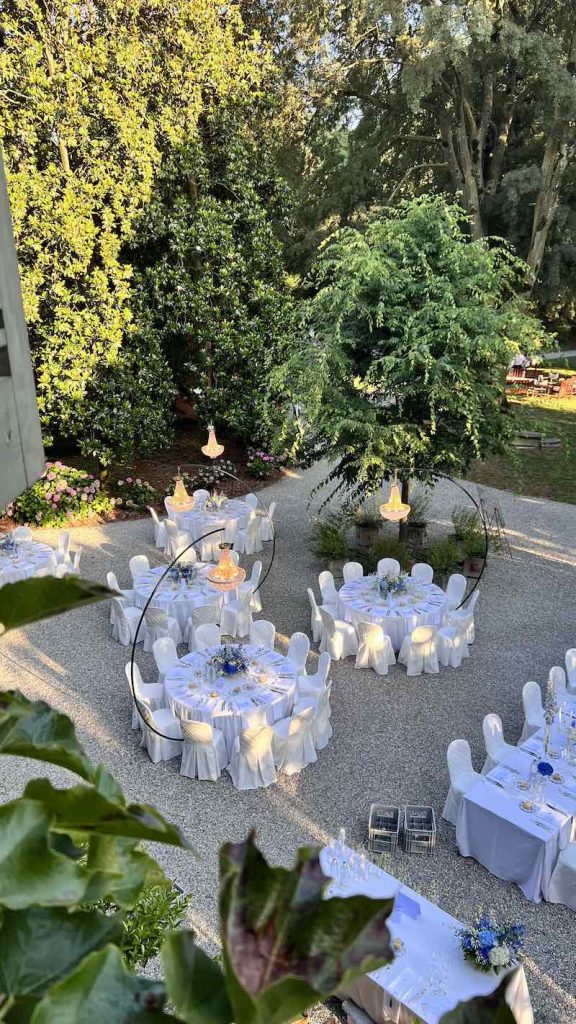 In questa foto i tavoli di un matrimonio in villa, di forma rotonda, inquadrati dall'alto e allestiti in stile elegante dalla Wedding Planner Romina Pecorari