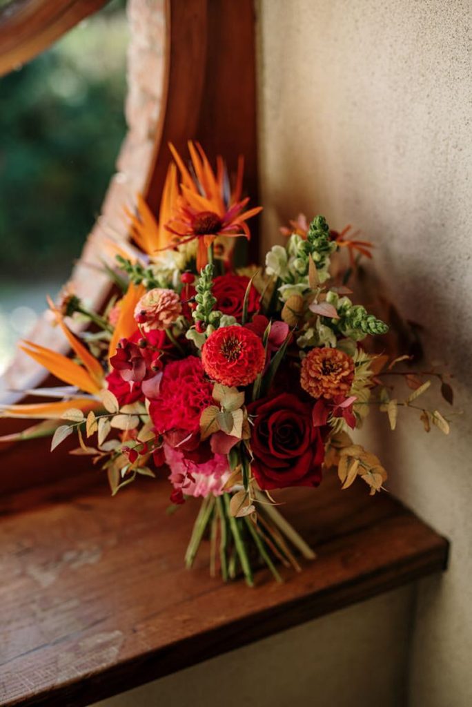 In questa foto il bouquet della sposa Silvia realizzato con rosa, garofani e sterlizia