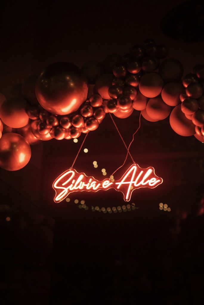 In questa un dettaglio dell'arco di palloncini con scritta al neon del matrimonio di Silvia e Alessandro