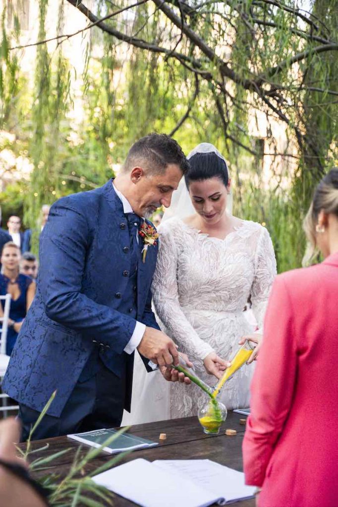 In questa foto il rito simbolico della sabbia delle nozze di Silvia e Alessandro