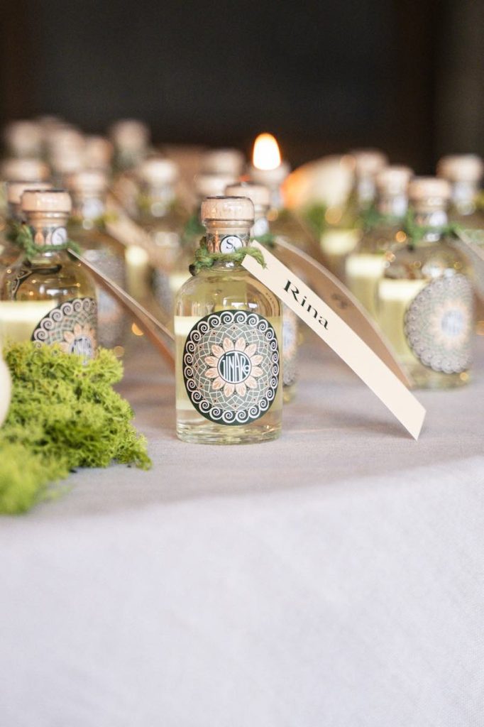 In questa foto il dettaglio delle bottigliette di gin usate come escort card del matrimonio di Silvia e Alessandro