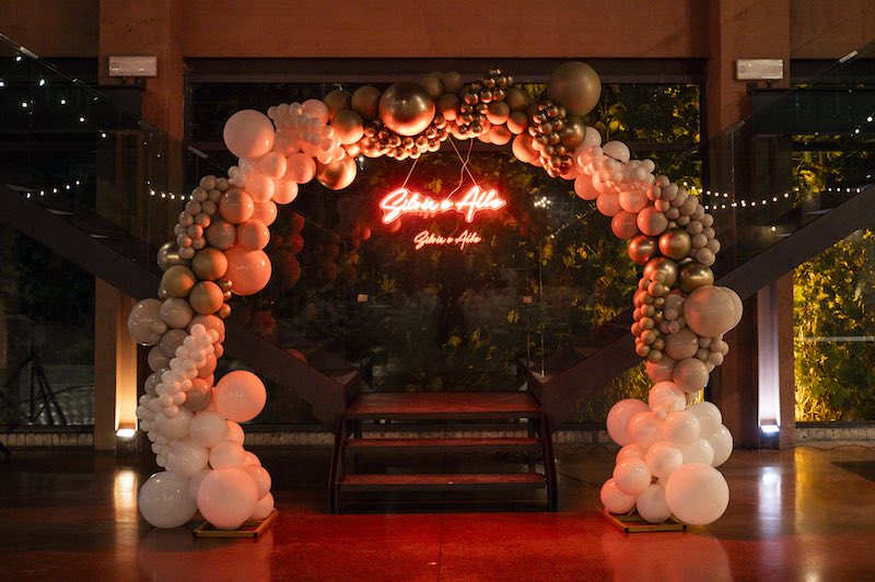 In questa foto l'arco di palloncini con scritta al neon del matrimonio di Silvia e Alessandro