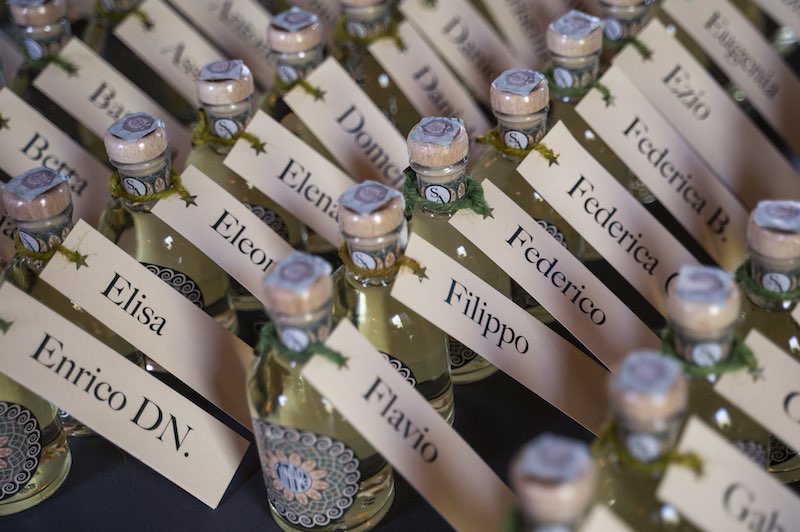 In questa foto le bottigliette di gin usate come escort card del matrimonio di Silvia e Alessandro