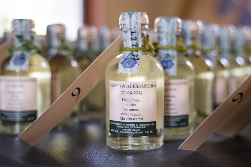In questa foto il dettaglio delle bottigliette di gin usate come escort card del matrimonio di Silvia e Alessandro