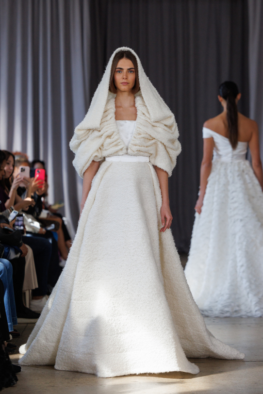 In questa immagine un abito della collezione sposa di Peter Langner presentato alla NYBFW 2023