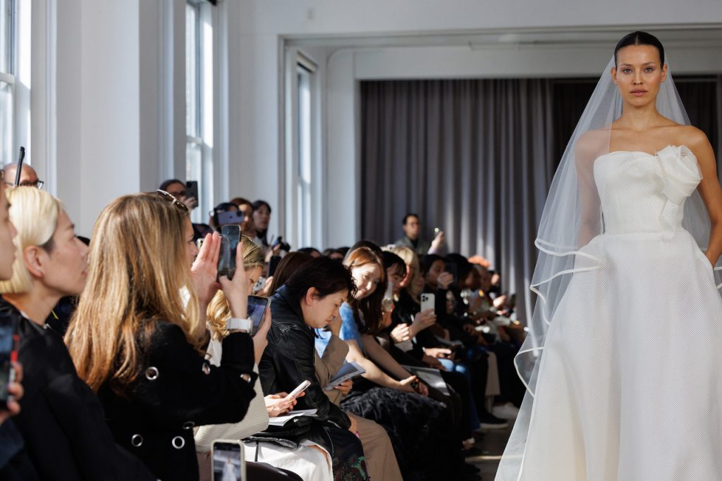 In questa immagine un abito della collezione sposa dello stilista italiano.