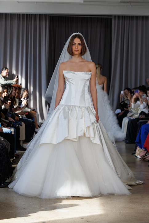 In questa immagine un abito della collezione sposa di Peter Langner presentato alla NYBFW 2023