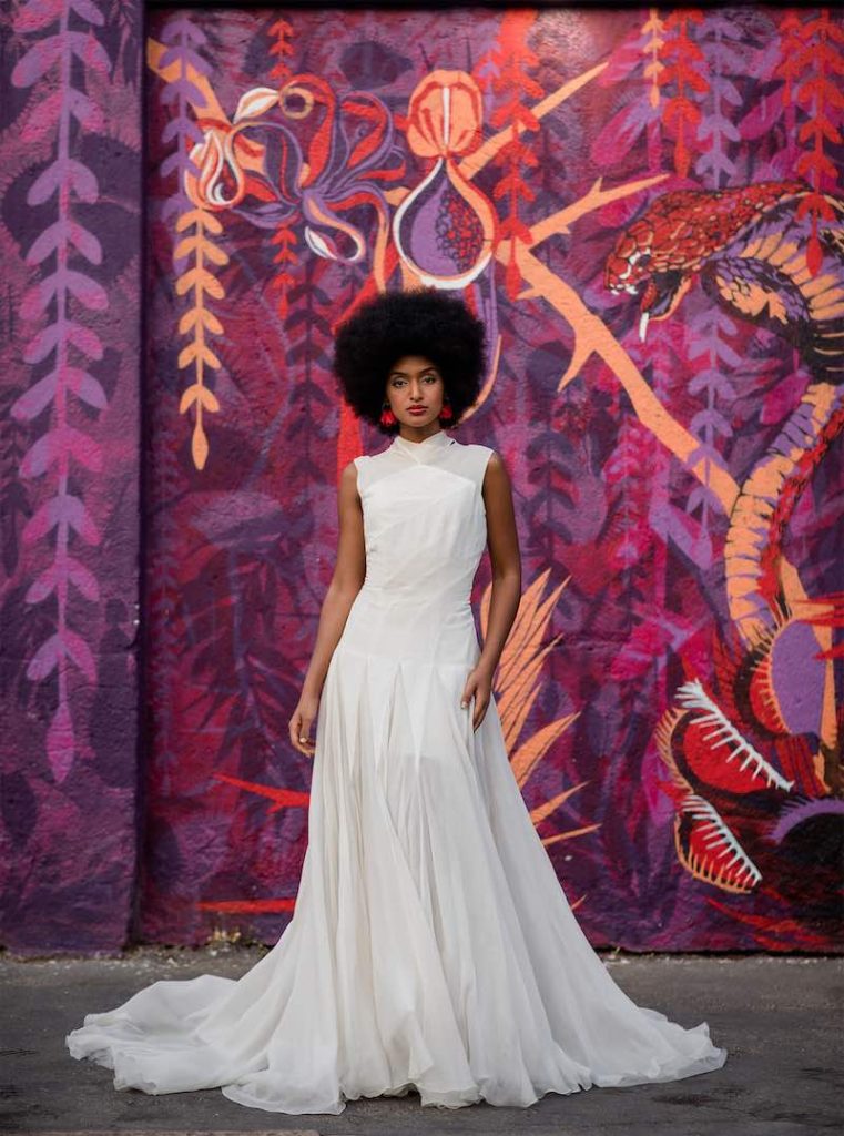 In questa foto una modella posa indossando un abito da sposa scivolato di Samthakhan,tra gli stilisti dell'atelier Le Fate Milano
