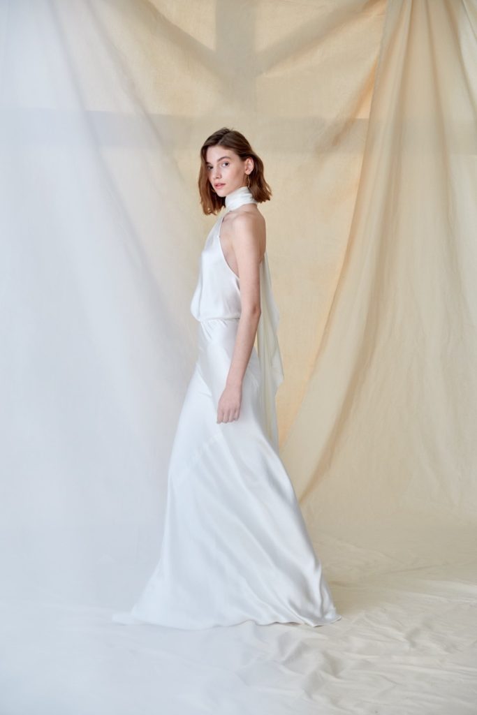 In questa foto una modella posa indossando un abito da sposa scivolato Cortana, tra gli stilisti dell'atelier Le Fate Milano