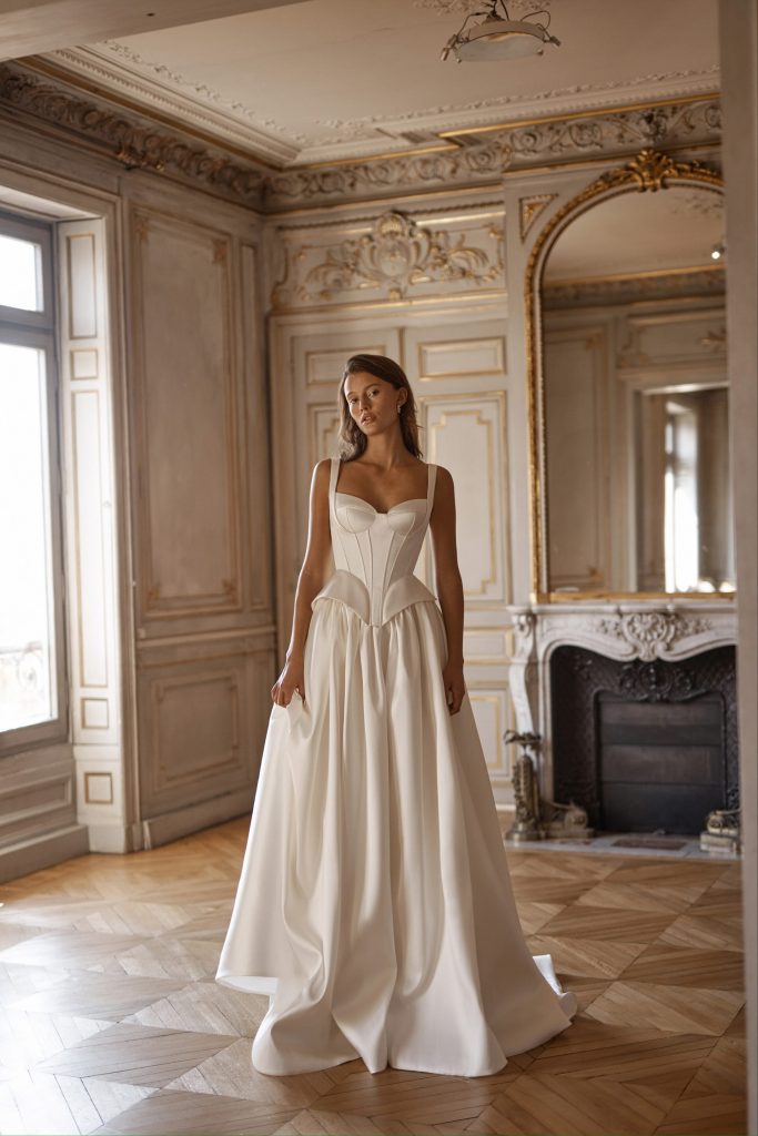 In questa immagine un vestito da sposa con bustier. 