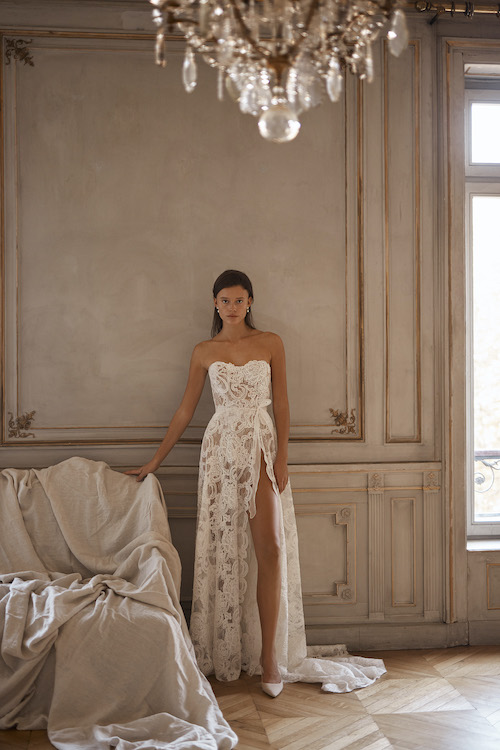 In questa foto uno degli abiti da sposa con spacco 2024 in pizzo: il vestito è del brand Alon Livné