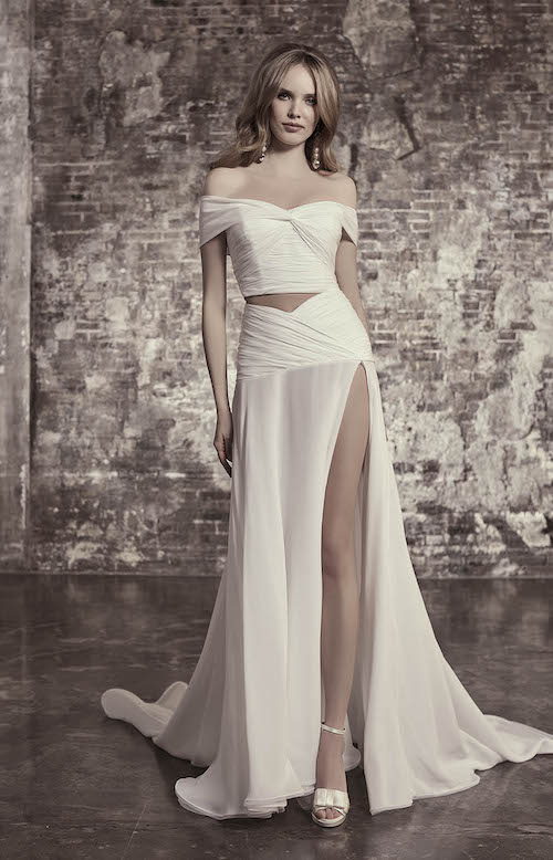 In questa foto una modella indossa uno degli abiti da sposa con spacco 2024 più belli della stagione: è il vestito di Elisabetta Polignano
