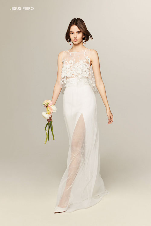 In questa foto una modella con un abito da sposa crop top, con spacco modesto, di Jesus Peiro 2024